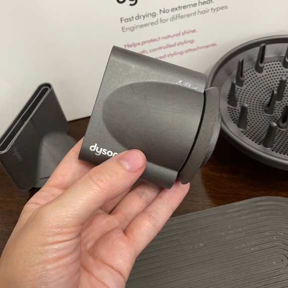 Dyson Supersonic hair dryer with box and all parts - Picture 4 of 6